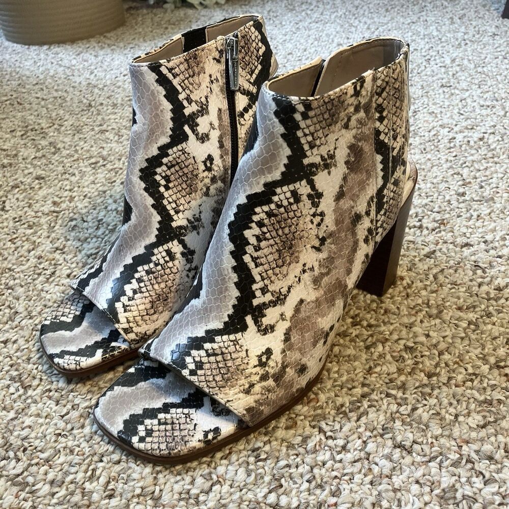 NWOT Vince Camuto Snakeskin Kensli High Heeled Shoes Size 9 M Open Toe Chunky